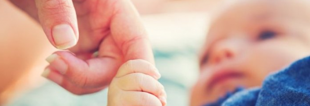 VIDÉO - Ce bébé chante dans le ventre de sa mère en entendant la musique