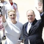 Albert & Charlène de Monaco prennent un bain de foule après le baptême