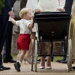 Baby George et son regard protecteur et curieux sur sa petite soeur 