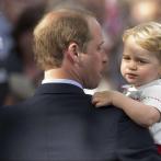 Le petit George se repose dans les bras de son papa William sous le doux regard de Kate