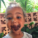 North West, la fille de Kim Kardashian et Kanye West aime le chocolat et ça se voit.